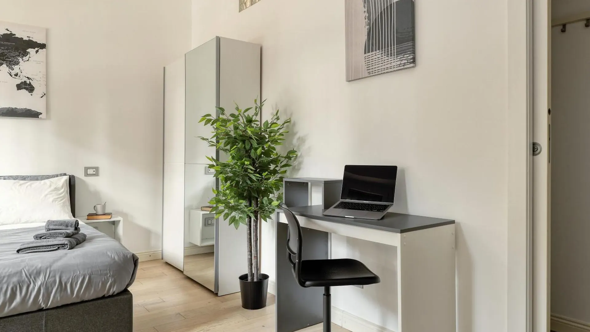 San Siro Suite - Close To The Stadium And Fiera Milan 0*,  Italy